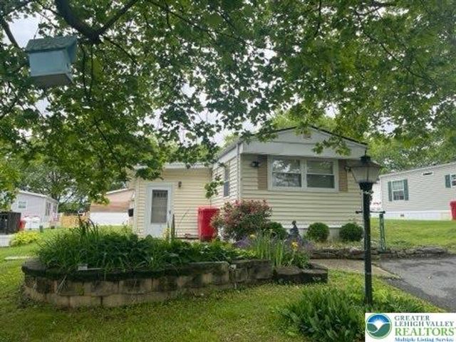 10 SpringRidge Road, Moore Twp, PA 18014