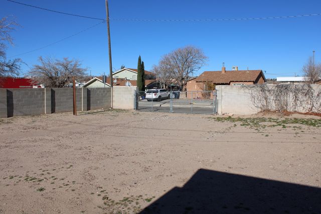 201 52nd Street SW, Albuquerque, NM 87105