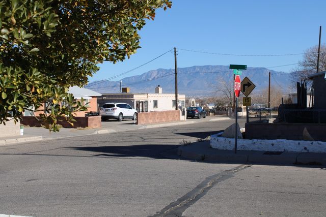 201 52nd Street SW, Albuquerque, NM 87105