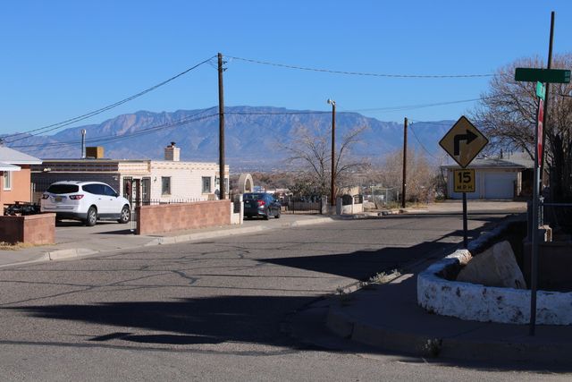 201 52nd Street SW, Albuquerque, NM 87105