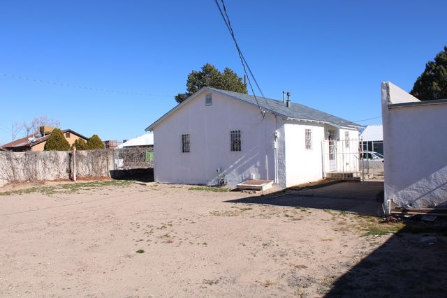 201 52nd Street SW, Albuquerque, NM 87105