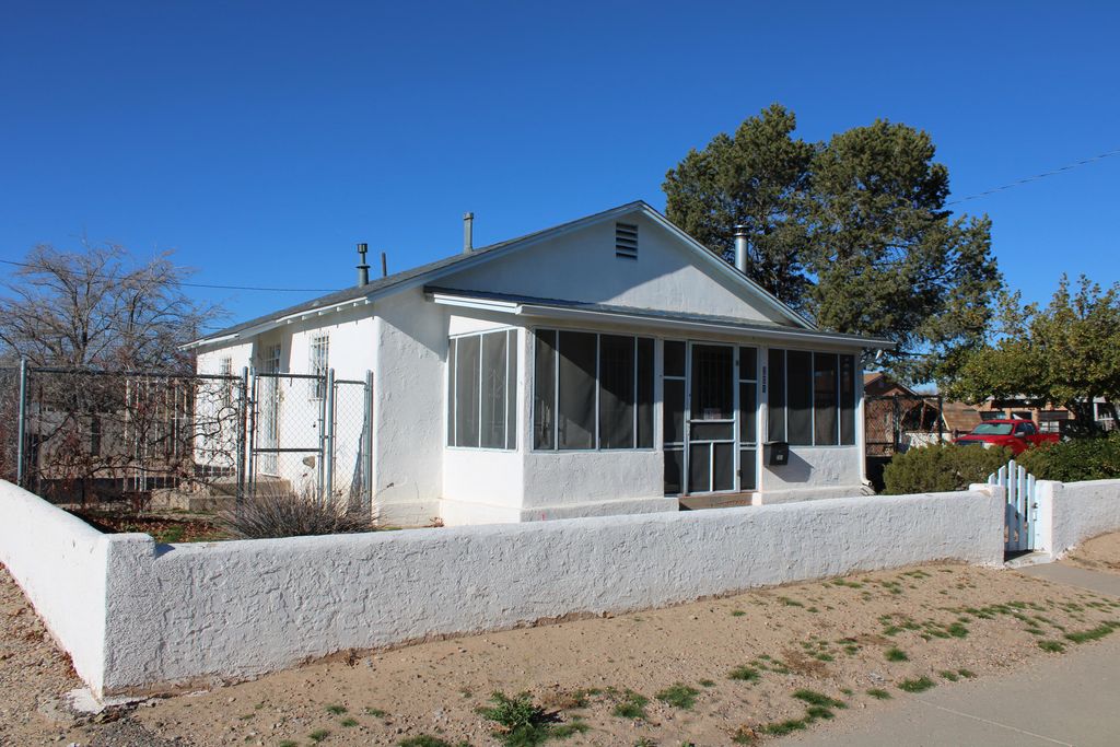 201 52nd Street SW, Albuquerque, NM 87105