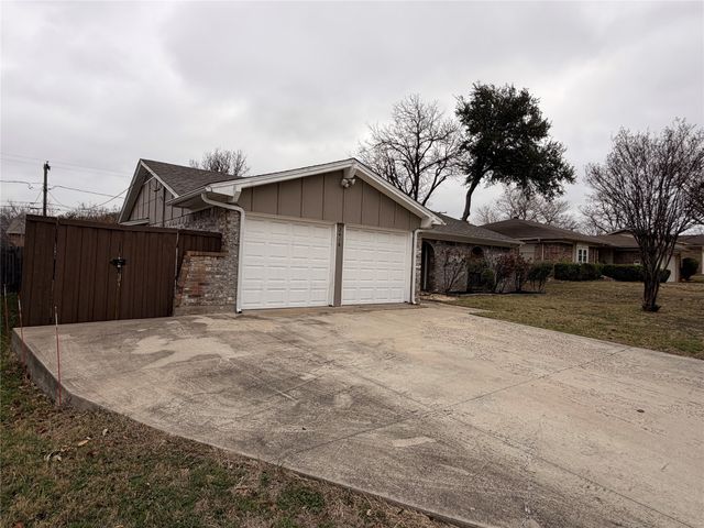 2418 Parkside Drive, Grand Prairie, TX 75052