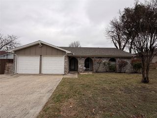 2418 Parkside Drive, Grand Prairie, TX 75052