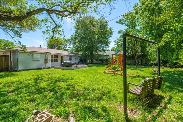 1216 15th Avenue N, Texas City, TX 77590