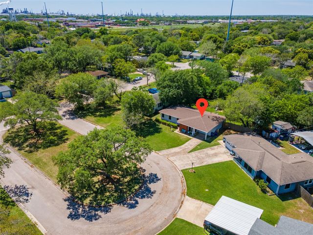 1216 15th Avenue N, Texas City, TX 77590