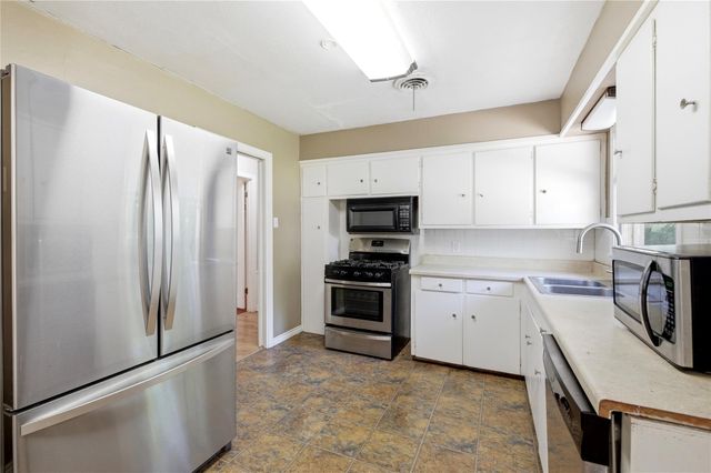1216 15th Avenue N, Texas City, TX 77590