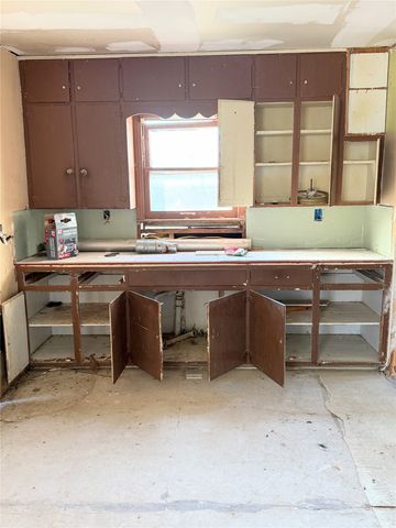 206 E Colorado, Groesbeck, TX 76693