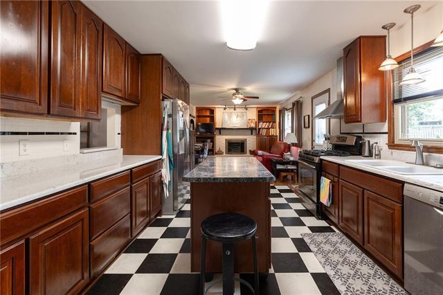 1400 SW CHARLESTON Street, Lee's Summit, MO 64081