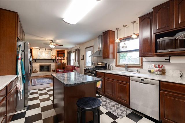1400 SW CHARLESTON Street, Lee's Summit, MO 64081