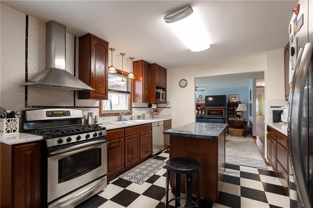 1400 SW CHARLESTON Street, Lee's Summit, MO 64081