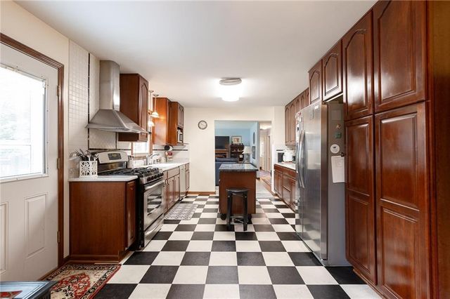 1400 SW CHARLESTON Street, Lee's Summit, MO 64081