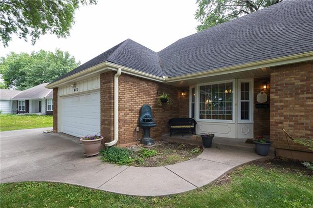 1400 SW CHARLESTON Street, Lee's Summit, MO 64081