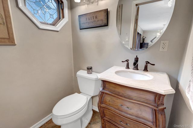 15 Denise Lane, Hauppauge, NY 11788