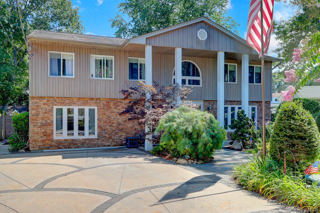 15 Denise Lane, Hauppauge, NY 11788