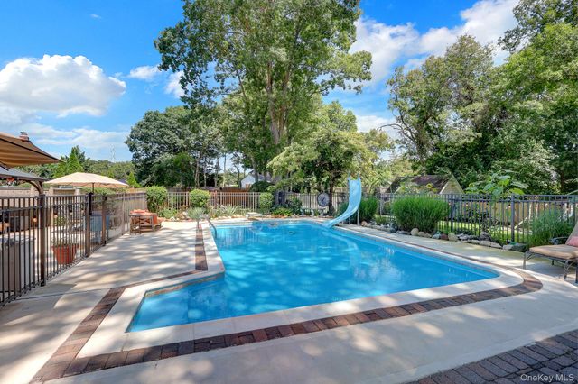 15 Denise Lane, Hauppauge, NY 11788