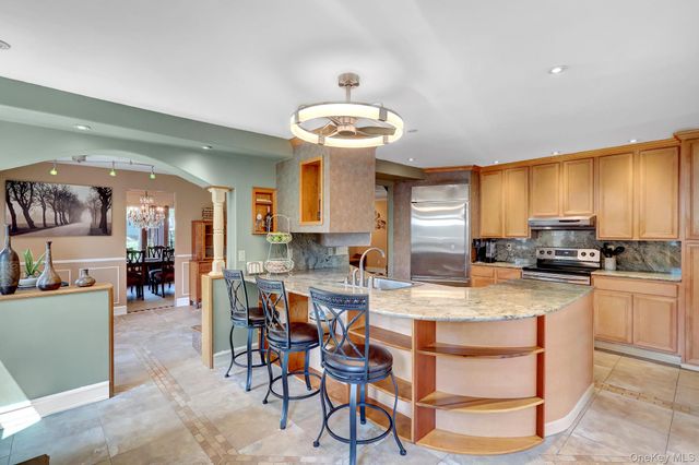 15 Denise Lane, Hauppauge, NY 11788