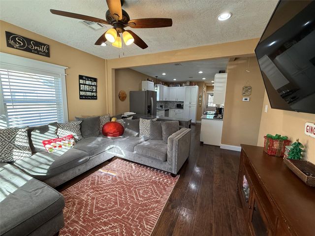 212 W Jordan, Alvin, TX 77511