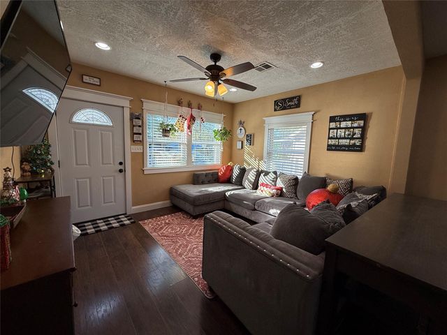 212 W Jordan, Alvin, TX 77511