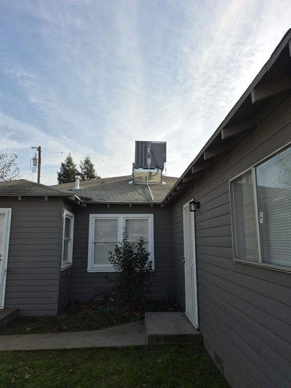 Image 14 of property listing at 102 E Willamette Avenue, Fresno, CA 93706