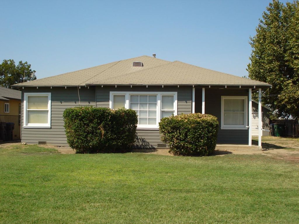 Image 2 of property listing at 102 E Willamette Avenue, Fresno, CA 93706