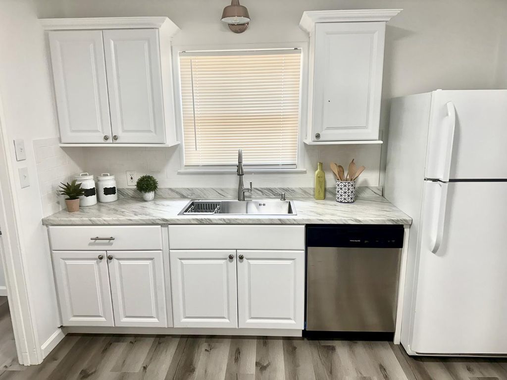 Image 5 of property listing at 102 E Willamette Avenue, Fresno, CA 93706