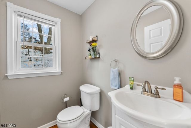 6 Flora Ave, Hopatcong Boro, NJ 07874