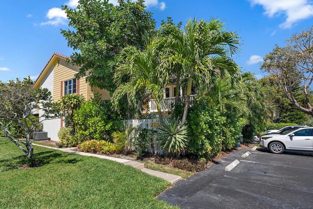 213 Seabreeze Circle, Jupiter, FL 33477