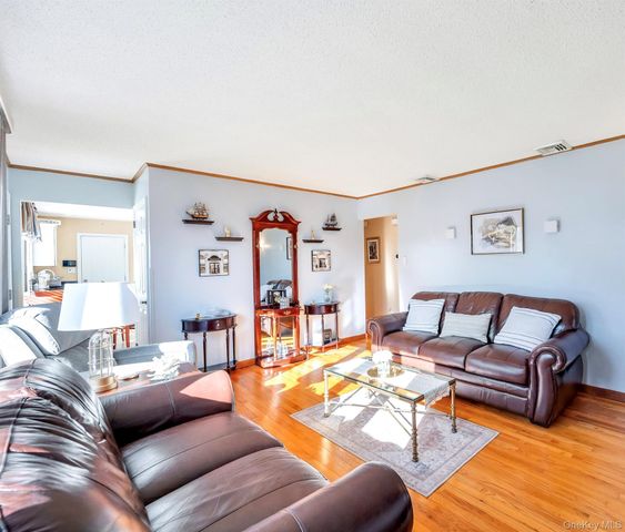 25 Flanders Place, West Babylon, NY 11704
