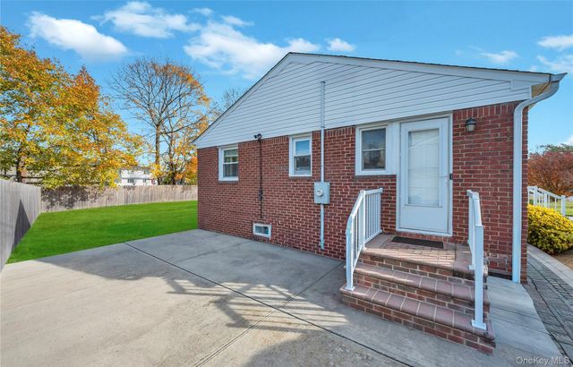 25 Flanders Place, West Babylon, NY 11704