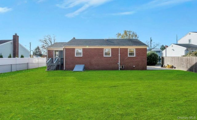 25 Flanders Place, West Babylon, NY 11704