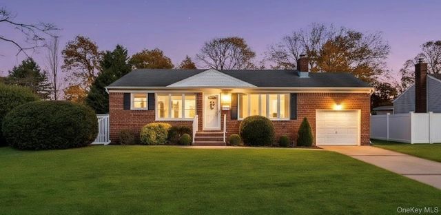 25 Flanders Place, West Babylon, NY 11704