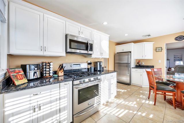25 Flanders Place, West Babylon, NY 11704
