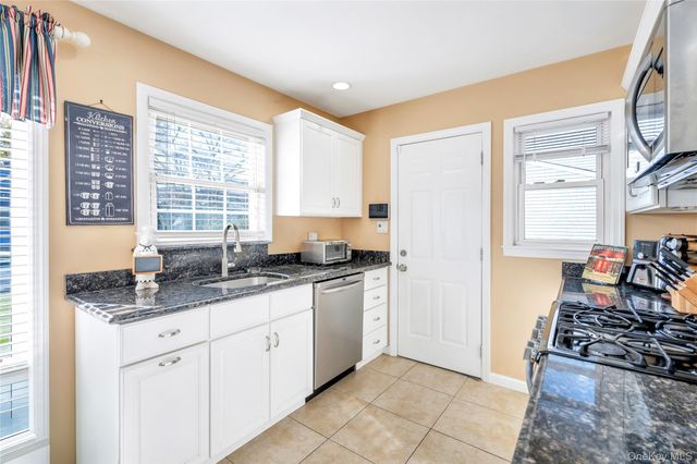 25 Flanders Place, West Babylon, NY 11704