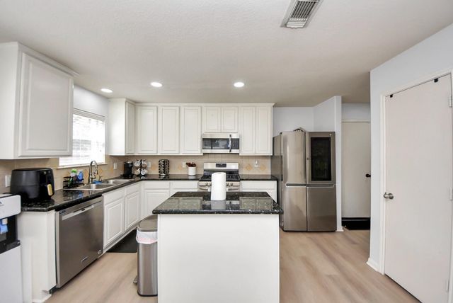 1054 Inverness Cove, Dickinson, TX 77539