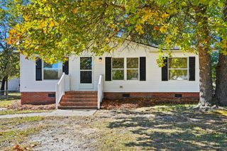27 Tryon Ct W, Spring Lake, NC 28390