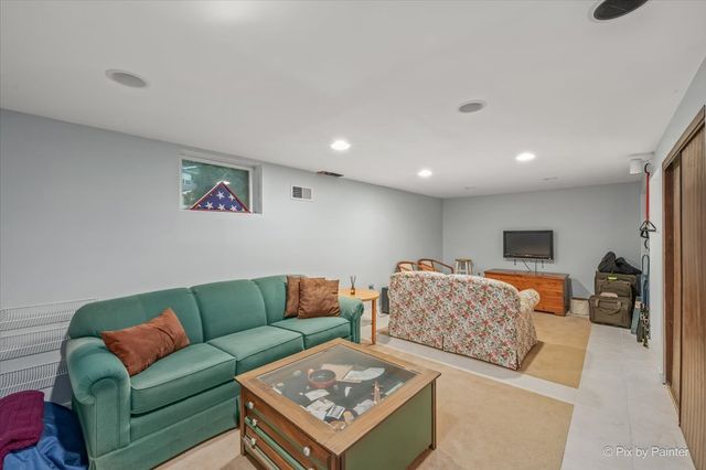 12 Oak Drive, Oakwood Hills, IL 60013