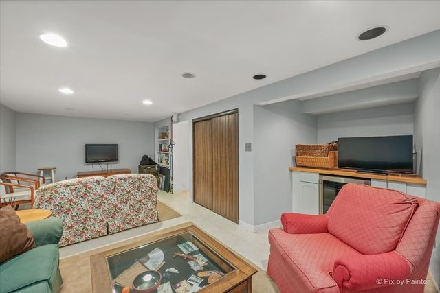 12 Oak Drive, Oakwood Hills, IL 60013