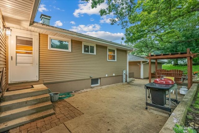 12 Oak Drive, Oakwood Hills, IL 60013