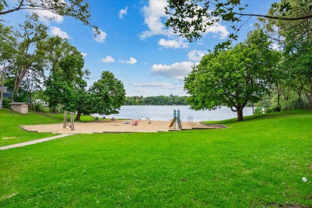 12 Oak Drive, Oakwood Hills, IL 60013