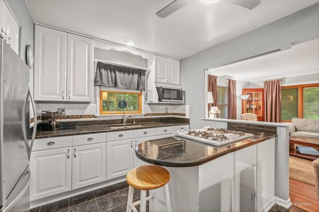 12 Oak Drive, Oakwood Hills, IL 60013