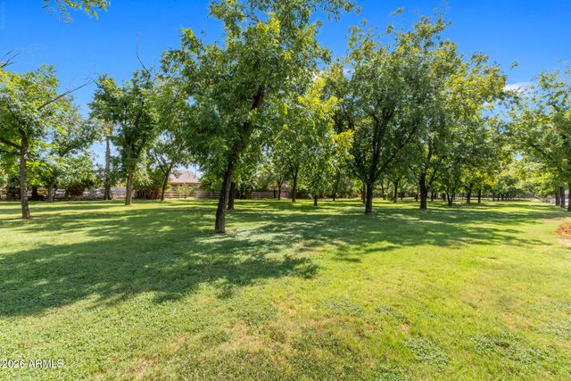 2720 W HARVEST GROVES Lane, Phoenix, AZ 85041