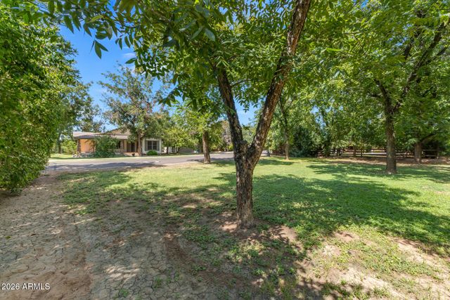 2720 W HARVEST GROVES Lane, Phoenix, AZ 85041