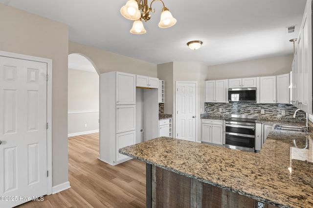 106 Woods Run Circle, Richlands, NC 28574