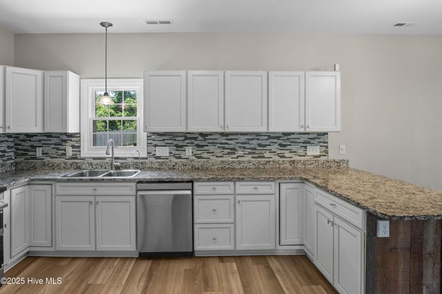 106 Woods Run Circle, Richlands, NC 28574