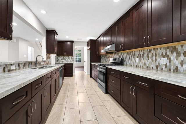 5914 Shadow Creek Court, Baytown, TX 77523