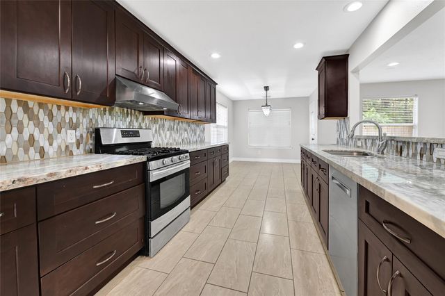 5914 Shadow Creek Court, Baytown, TX 77523