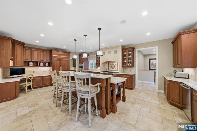 91 Tekening Drive, Tenafly, NJ 07670