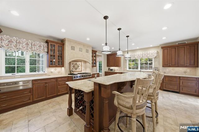 91 Tekening Drive, Tenafly, NJ 07670