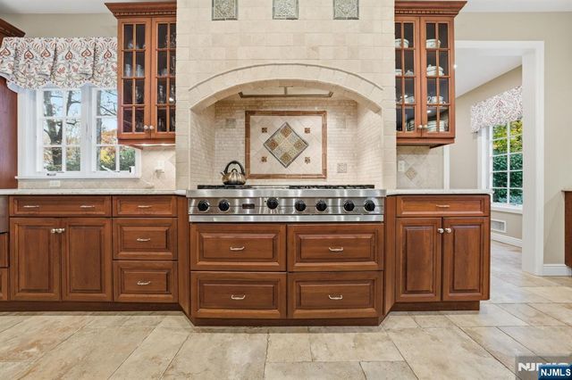 91 Tekening Drive, Tenafly, NJ 07670